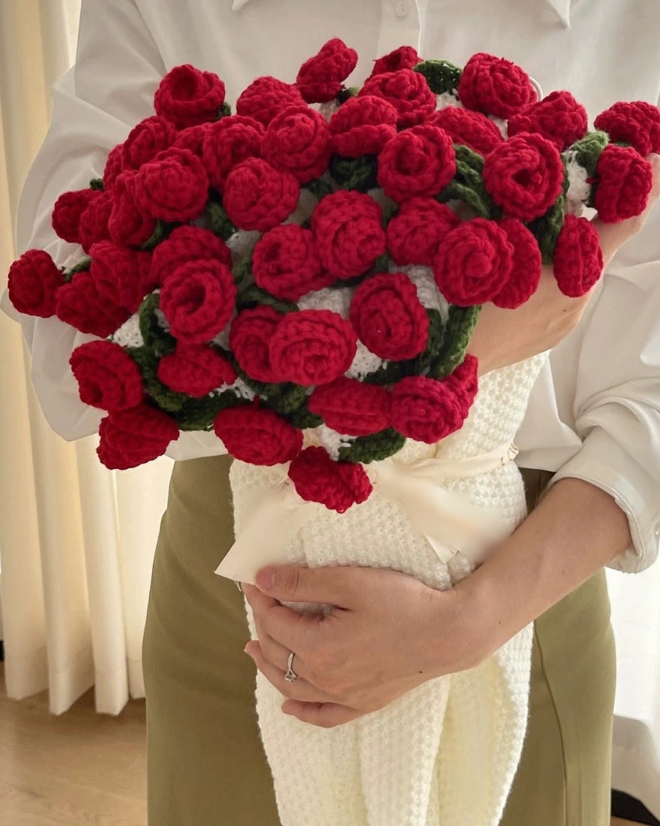 Red roses: the blanket folded and held as a bouquet (supplier photo, cropped; the ribbon's printed text retouched out)